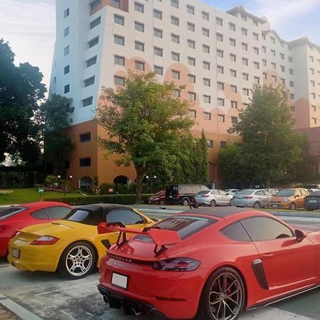 The Heritage Chiang Rai Hotel And Convention Exteriér fotografie Porsche Cayman GT4 (rear)