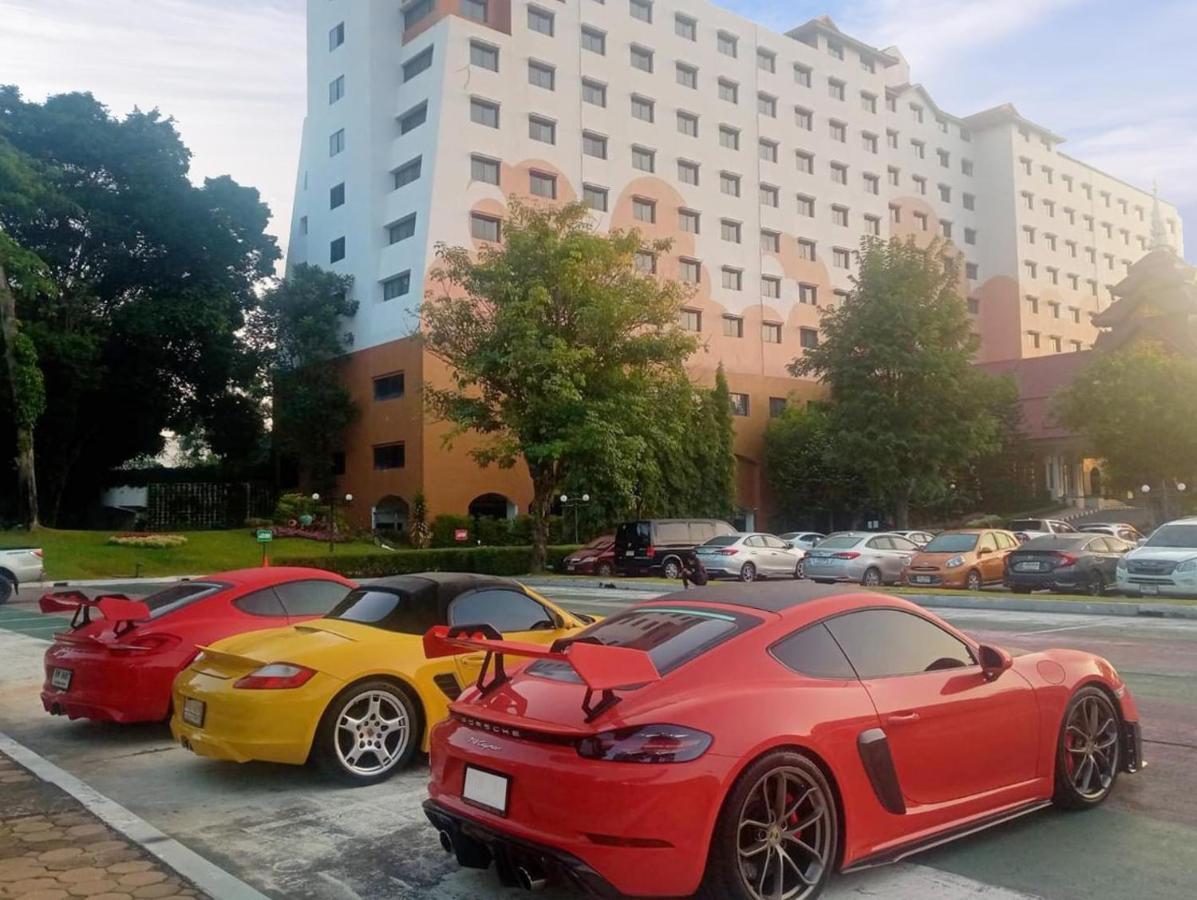 The Heritage Chiang Rai Hotel And Convention Exteriér fotografie Porsche Cayman GT4 (rear)