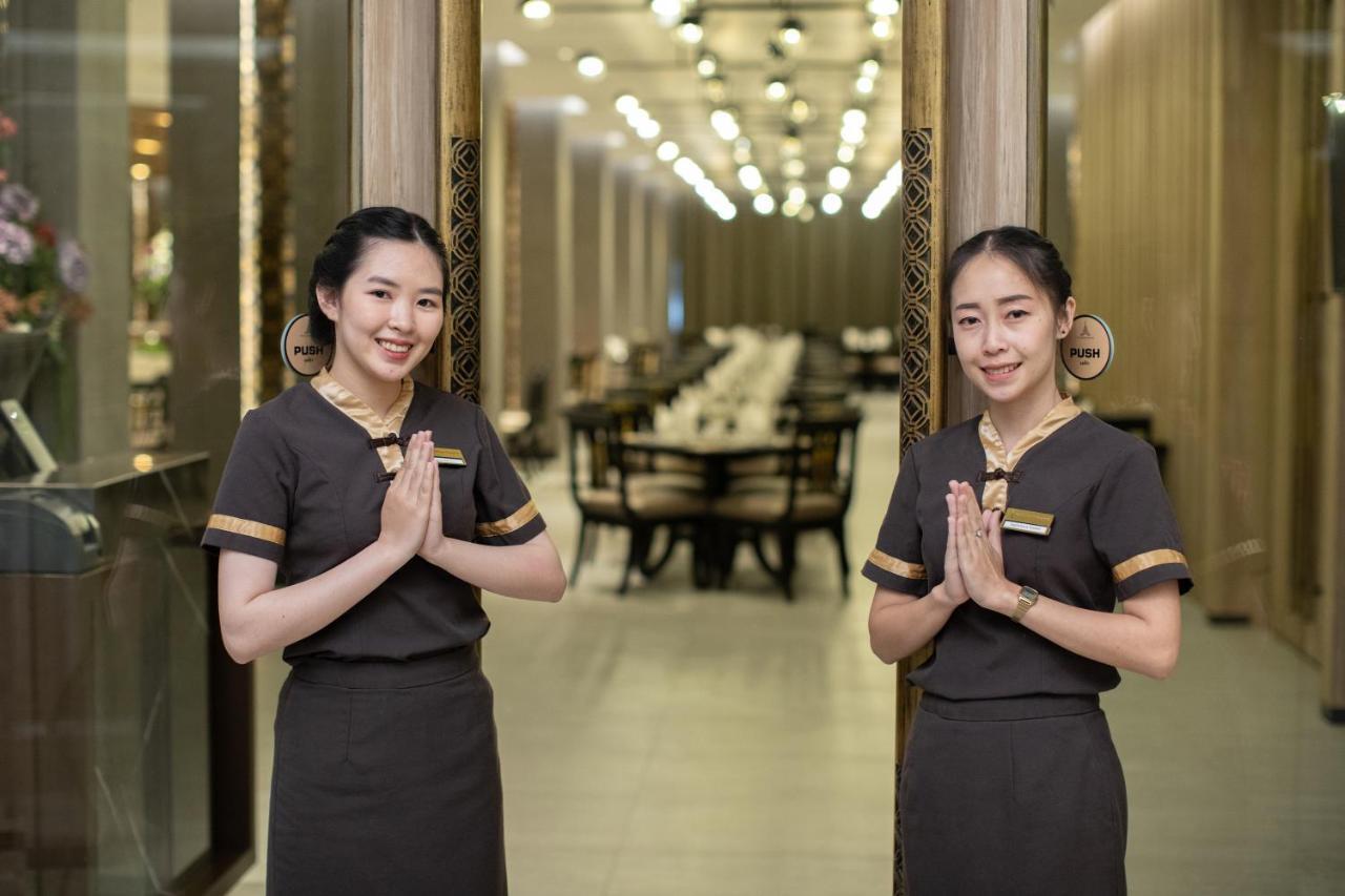 The Heritage Chiang Rai Hotel And Convention Exteriér fotografie Thai women greeting with the wai