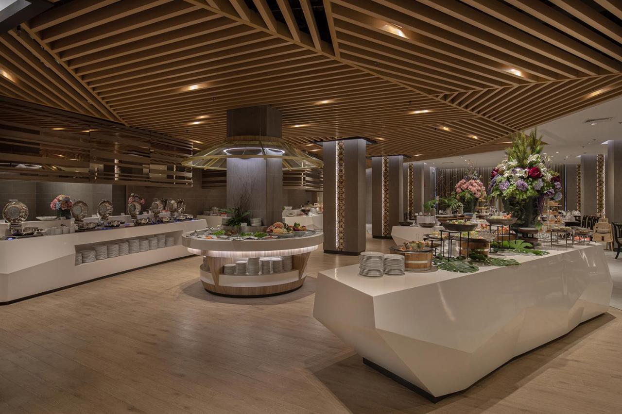 The Heritage Chiang Rai Hotel And Convention Exteriér fotografie The buffet at the lounge
