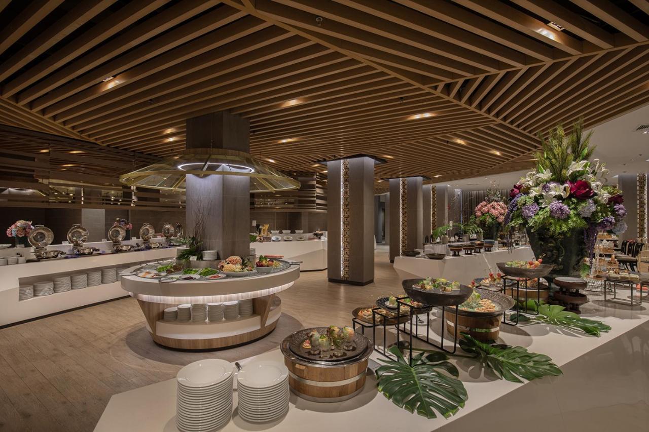 The Heritage Chiang Rai Hotel And Convention Exteriér fotografie The buffet at the 360 Restaurant