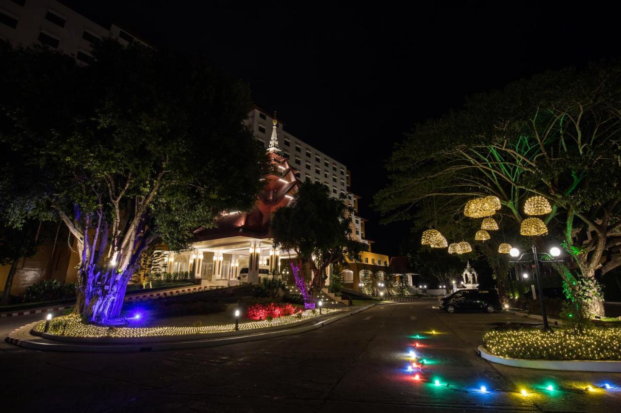 The Heritage Chiang Rai Hotel And Convention Exteriér fotografie The hotel at night