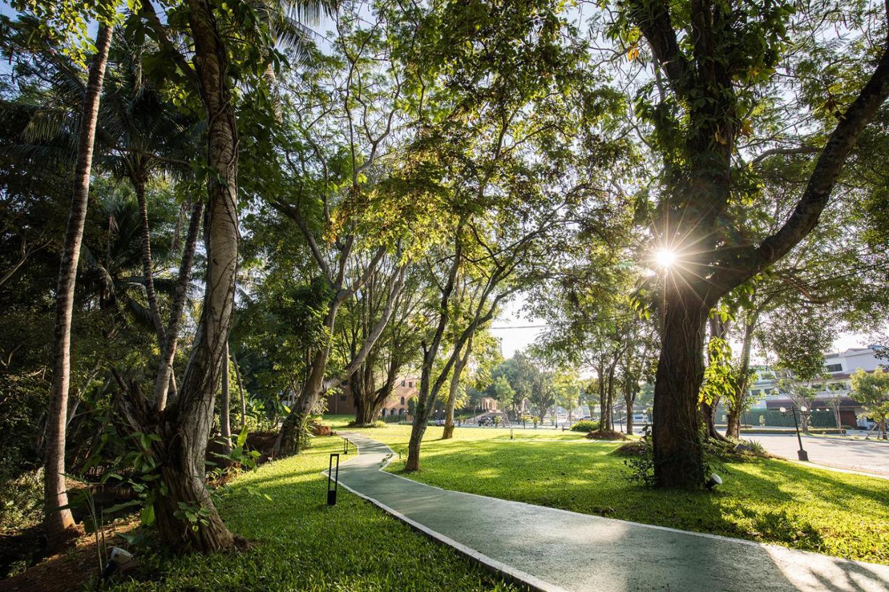The Heritage Chiang Rai Hotel And Convention Exteriér fotografie Lumphini Park