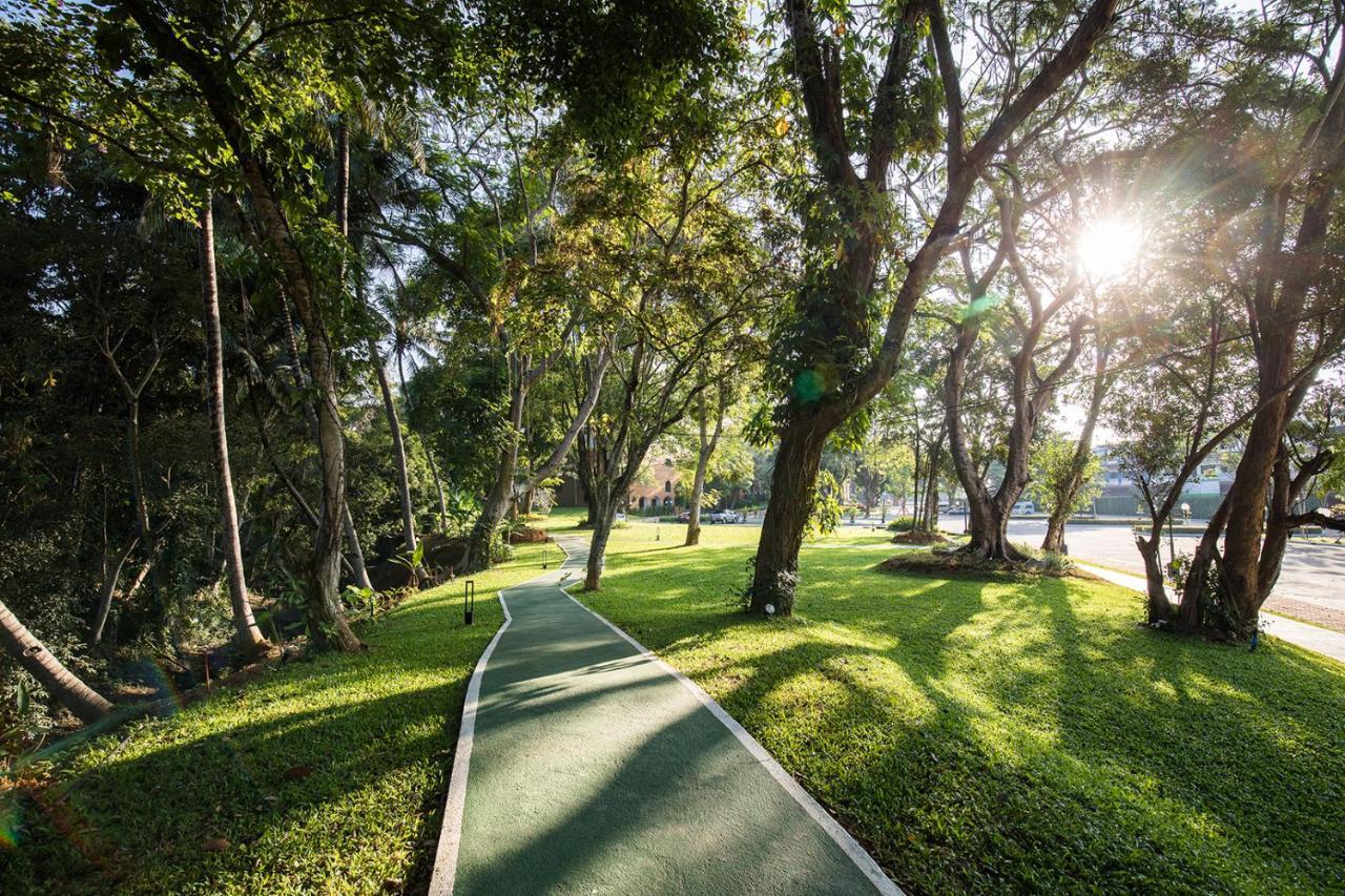 The Heritage Chiang Rai Hotel And Convention Exteriér fotografie The path of the park