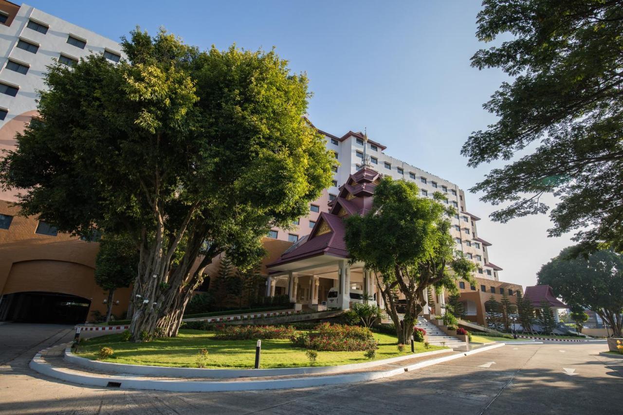 The Heritage Chiang Rai Hotel And Convention Exteriér fotografie The main entrance of the hotel