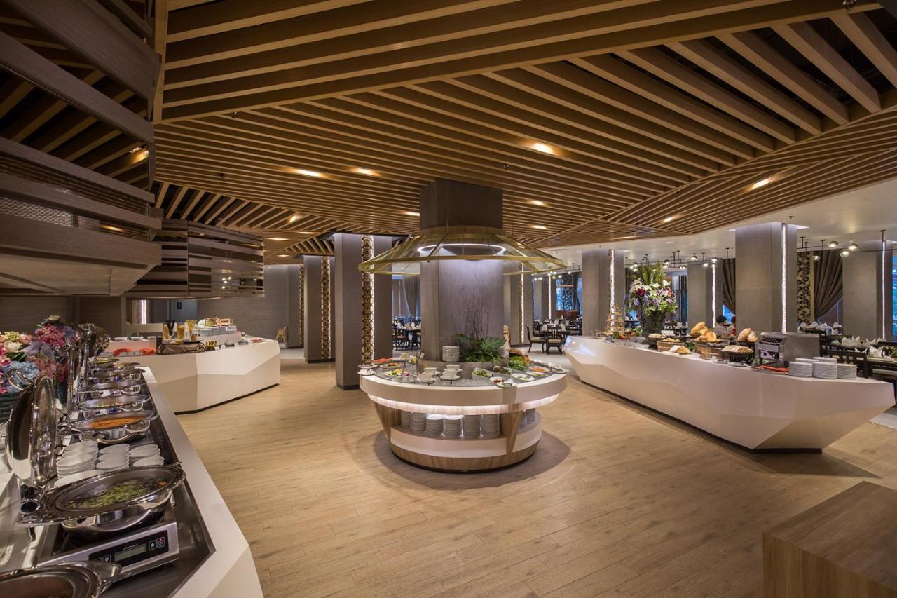 The Heritage Chiang Rai Hotel And Convention Exteriér fotografie The buffet at the 360° restaurant