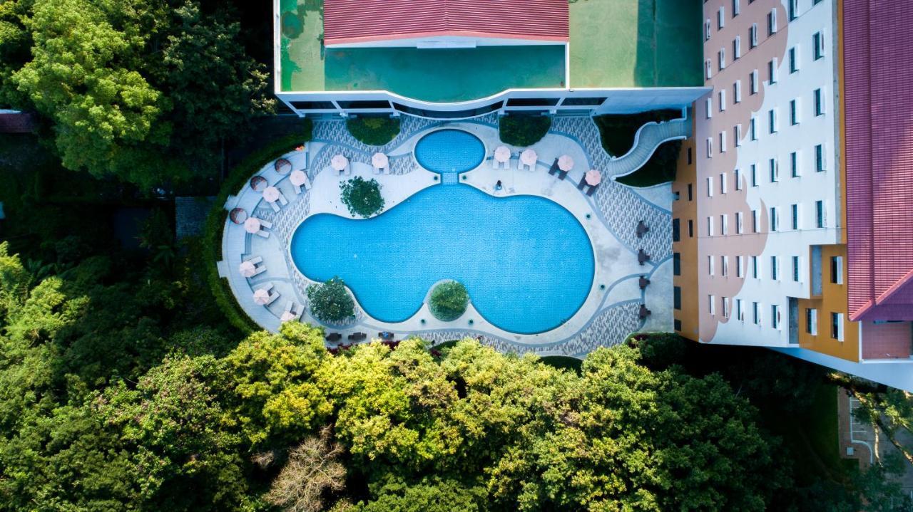The Heritage Chiang Rai Hotel And Convention Exteriér fotografie Aerial view of the swimming pool